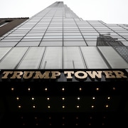 La Trump Tower vue en contre-plongée de l'entrée au sommet. 