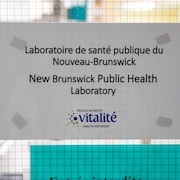 Une affiche indiquant l'entrée du laboratoire.