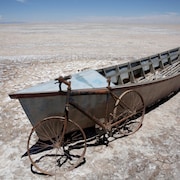 Un bateau et une bicyclette sont vus sur le lac asséché Poopo affecté par le changement climatique, dans le département d'Oruro, Bolivie, le 16 décembre 2017.