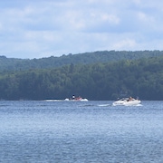 Deux bateaux sur le lac.