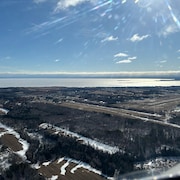Une photo aérienne d'un lac gelé au printemps.