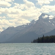 Des montagnes des Rocheuses surplombent le lac Maligne en Alberta
