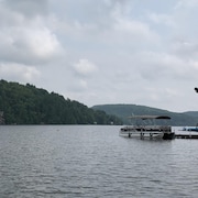 Un ponton est accosté au quai sur les lac des Piles. 