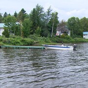 Des quais, des bateaux et des chalets sur les rives du lac du Portage.