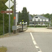 Une affiche indique le Lac Rémigny, aux abords d'un pont.