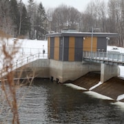 Le barrage du lac Saint-Charles, principal source d'approvisionnement en eau potable de la Ville de Québec. 