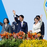 Lai Ching-te et Hsiao Bi-khim saluent la foule.