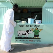 Un kiosque où on vend du lait à Dakar, au Sénégal.