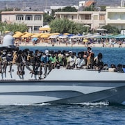 Des migrants sont entassés sur un bateau.