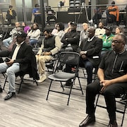 Des personnes rassemblées au lancement des activités du Mois de l'histoire des Noirs à Regina le 2 février 2024.