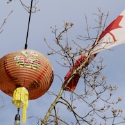 Une lanterne chinoise à côté d'un drapeau canadien.