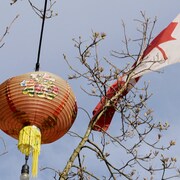 Une lanterne chinoise à côté d'un drapeau canadien.