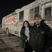 Les intervenants Laurianne Tremblay et Michael Engelmann à bord de l'autobus de L’Anonyme, une unité mobile d’intervention psychosociale qui circule dans les rues de Montréal le soir et la nuit. 
