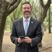 Larry Rubens représente l’American Society of Mexico, une association de citoyens américains, ainsi que le Parti républicain au Mexique.