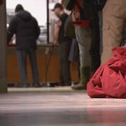 Des personnes attendent en file pour recevoir un repas.