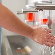 Le lavage des mains prévient efficacement les maladies nosocomiales dans les hôpitaux.