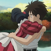 Image tirée du dessin-animé montrant une étreinte entre un garçon et une jeune fille.