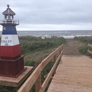Un petit phare près de la plage.