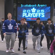 Des amateurs des Leafs devant l'aréna Banque Scotia.