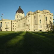 L'Assemblée législative de Regina photographiée en plein été.