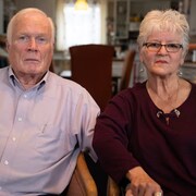 Doug et Nancy Lee assis côte à côte dans leur domicile.