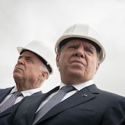 Le premier ministre du Qu&eacute;bec Fran&ccedil;ois Legault et le ministre de l'&Eacute;conomie Pierre Fitzgibbon avec des casques de chantier.