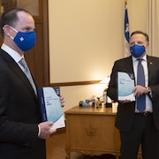 Le ministre des Finances du Québec, Eric Girard, et le premier ministre François Legault, portant des masques, avant le dépôt du budget.