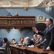 François Legault s'adresse à l'assemblée dans le salon bleu. 
