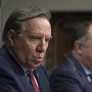 François Legault et Christian Dubé s'adressent aux représentants des médias.