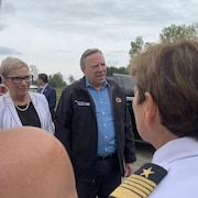 François Legault, flanqué de la députée Suzanne Blais, échange avec des gens lors de son passage à Normétal.