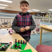 Loïc Taillefer, âgé de 8 ans, participe à la Soirée Lego de la bibliothèque municipale de La Broquerie le 20 avril 2023. 