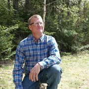 Leon Joudrey photographié en mai 2020 à Portapique, le mois après la tuerie.

Un homme en jeans et en chemise bleue à carreaux pose pour une photo, un genou posé dans l'herbe, en regardant vers le haut dans le lointain. 