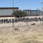 Des milliers de migrants à Juarez au Mexique espèrent traverser le mur vers El Paso
