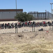 Des milliers de migrants à Juarez au Mexique espèrent traverser le mur vers El Paso