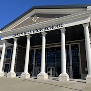 La façade d'une école.