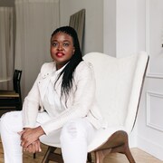 Lianne Hannaway, DG de l'Association des entreprises et des professionnels noirs, assise sur un divan pour une photo.