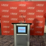 Un arrière plan du Parti libéral avec un micro pour un point de presse.