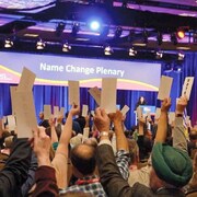 Des participants au congrès lèvent un carton de vote lors d'un scrutin en juin 2022.