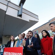 Des candidats libéraux. dont Steven Guilbeault, Mélanie Jolie et Geneviève Hinse lors d'un point de presse à l'extérieur au métro Beaubien, à Montréal.