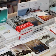Les romans québécois sont empilés sur une table.