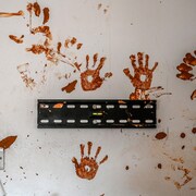 Des marques de boue faites par des mains sur un mur de Soussa, en Libye.