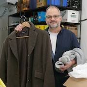 Peter McMullen tient un manteau, des chaussettes et une écharpe.