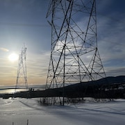 Des pylônes électriques en hiver.