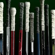 Douze bâtons de hockey alignés un à côté de l'autre. 