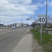 Une pancarte indiquant la limite de vitesse à 40 km/h en bordure d'une rue. 