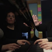 Line Fogal dirige une élève au piano. 