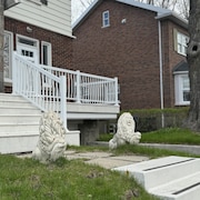 Deux statues de lion ornent l'entrée d'une propriété.