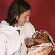 Un jeune Lionel Messi tient Lamine Yamal, b&eacute;b&eacute;, dans ses bras.
