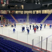 Joueurs de hockey, les Lions de Trois-Rivières, sur la glace du Colisée Vidéotron, en pleine pratique 