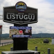 Une affiche de la Première Nation de Listuguj devant un boulevard. 